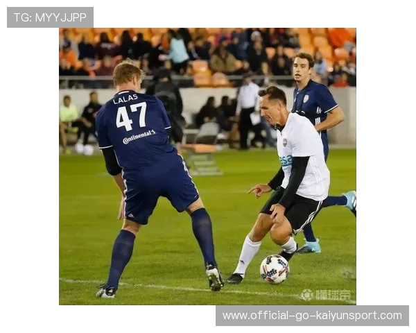 球星与主帅共同参加儿童足球公益课，形象加分