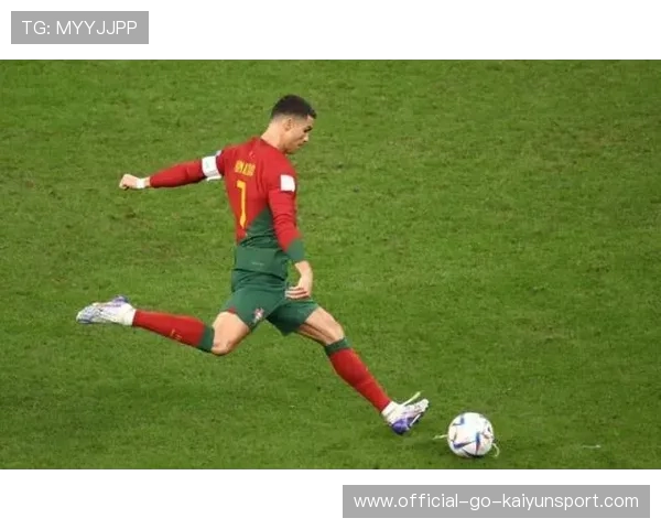 C罗的传奇旅程：在沙特联赛的百球里程碑背后，c罗沙滩踢球